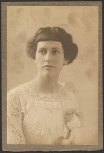 [Retrato de mujer con flores en el vestido] de Louis Fleckenstein