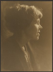 [Retrato de una mujer con el pelo suelto en un moño] de Louis Fleckenstein