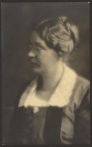 [Retrato de mujer con libro abierto (recortado)]. de Louis Fleckenstein