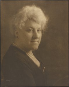 [Retrato de una mujer con perlas y un broche de barra] de Louis Fleckenstein