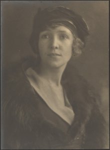 [Retrato de mujer con sombrero de terciopelo] de Louis Fleckenstein
