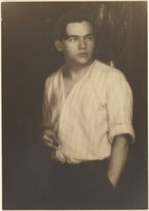 [Retrato de un joven con camisa de rayas y un cigarrillo] de Louis Fleckenstein
