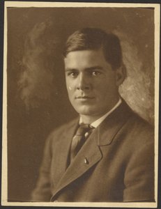 [Retrato de un joven con alfiler de solapa] de Louis Fleckenstein