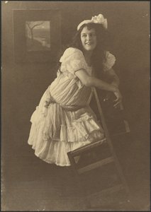 [Retrato de una mujer joven con una silla] de Louis Fleckenstein