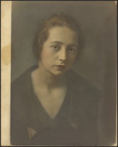 [Retrato de una mujer joven con los brazos cruzados] de Louis Fleckenstein