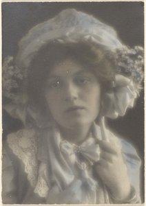 [Retrato de una joven con sombrero de fantasía] de Louis Fleckenstein