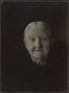 Retrato de una anciana en un entorno oscuro de Louis Fleckenstein