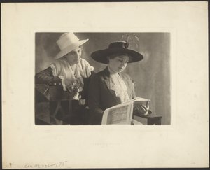 [Retrato de dos mujeres con un libro] de Louis Fleckenstein