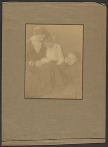 [Tres mujeres romaníes sentadas juntas] de Louis Fleckenstein