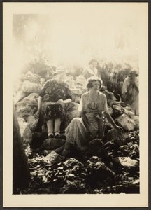 [Tres mujeres en Rocas] de Louis Fleckenstein