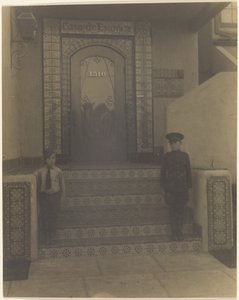 [Dos chicos delante del estudio de Fleckenstein en Long Beach, CA] de Louis Fleckenstein