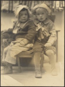 [Dos niños comparten silla] de Louis Fleckenstein
