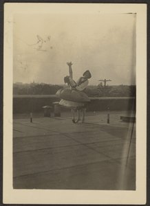 [Dos bailarinas en el tejado]