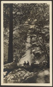 [Dos figuras junto a una cascada en el bosque] de Louis Fleckenstein