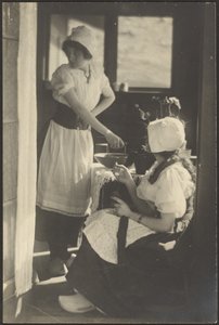 [Dos mujeres vestidas con trajes holandeses]