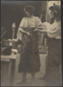 [Dos mujeres de pie en un estudio] de Louis Fleckenstein