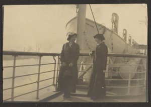 [Dos mujeres en un muelle]