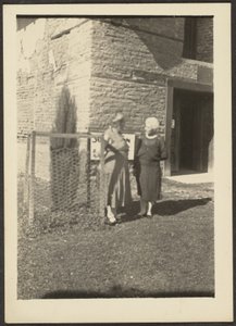 [Dos mujeres ante el edificio]