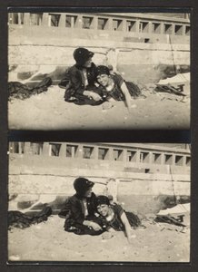 [Dos mujeres en la playa, refotografiadas] de Louis Fleckenstein