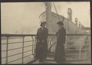 [Dos mujeres en un muelle] de Louis Fleckenstein