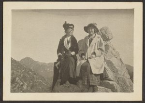 [Dos mujeres sobre una roca] de Louis Fleckenstein