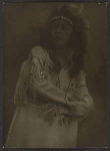 [Mujer vestida como nativa americana] de Louis Fleckenstein