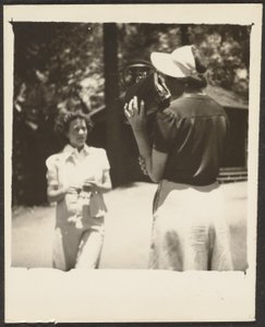 [Mujer sosteniendo el bolso por la cara] de Louis Fleckenstein