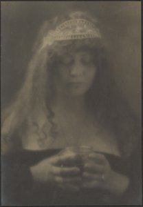 [Mujer sosteniendo un jarrón] de Louis Fleckenstein
