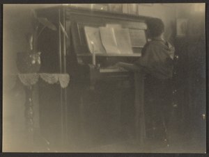 [Mujer tocando el piano] de Louis Fleckenstein