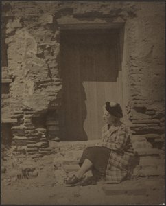 [Mujer sentada ante edificio en deterioro] de Louis Fleckenstein