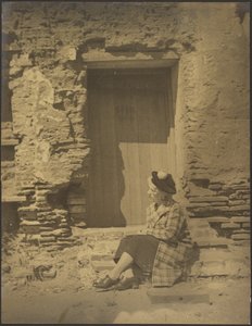 [Mujer sentada ante edificio en deterioro] de Louis Fleckenstein