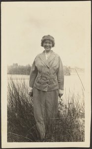 [Mujer de pie entre juncos]