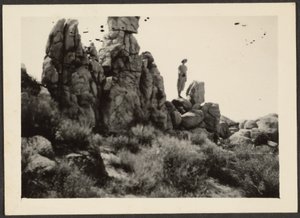[Mujer de pie sobre las rocas]