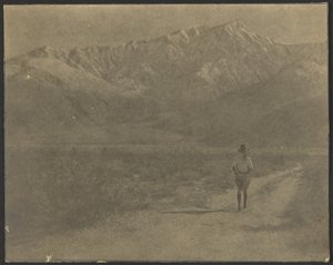 [Mujer caminando por un sendero hacia las montañas] de Louis Fleckenstein