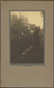 [Mujer saludando en el bosque] de Louis Fleckenstein