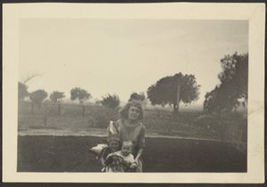 [Mujer y niños]