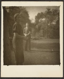 [Mujer y hombre en el parque]