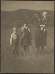[Mujer y tres niños en el campo] de Louis Fleckenstein
