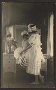 [Mujer en el espejo con abanico] de Louis Fleckenstein