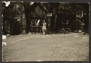 [Mujer ante la cabina] de Louis Fleckenstein