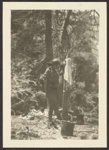 [Mujer con cubos en el bosque] de Louis Fleckenstein
