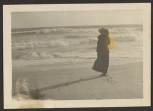 [Mujer en la playa] de Louis Fleckenstein