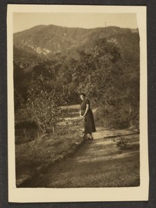 [Mujer en el camino] de Louis Fleckenstein