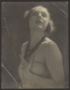 [Mujer con collar de cuentas] de Louis Fleckenstein