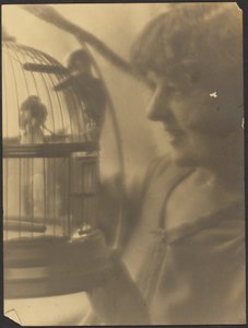[Mujer con jaula de pájaros]