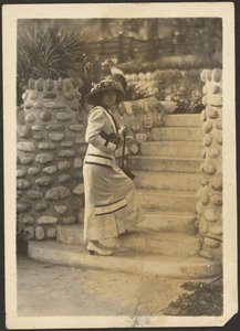 [Mujer con cámara en la escalera] de Louis Fleckenstein