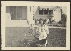 [Mujer con niños en coche de juguete] de Louis Fleckenstein