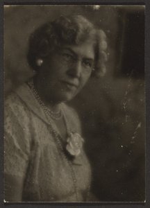 [Mujer con flor blanca y perlas] de Louis Fleckenstein