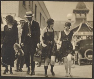 [Mujeres disfrazadas en la calle]
