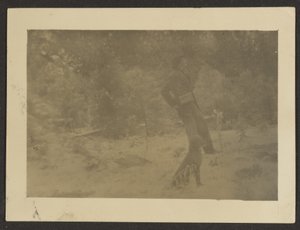 [Joven con perro en el campo]